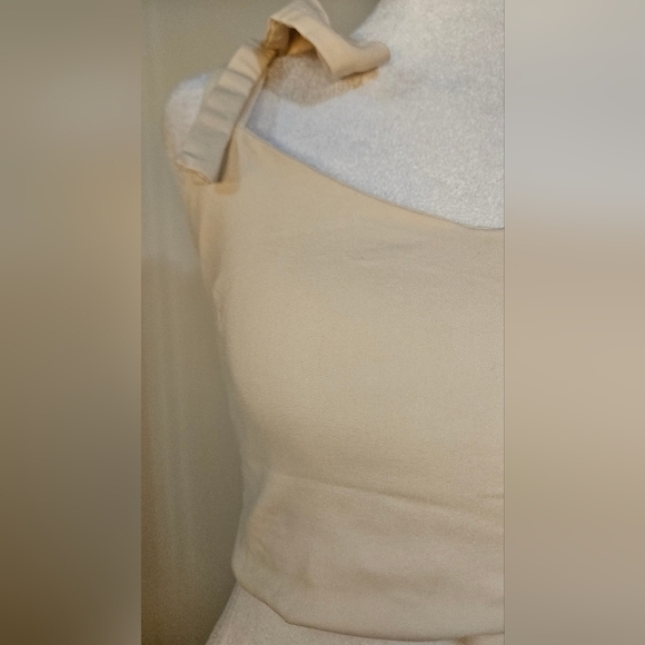 VESPER Sweetheart Neckline Cropped Top With Shoulder Ties In Cream. Size 6 - Picture 8 of 13
